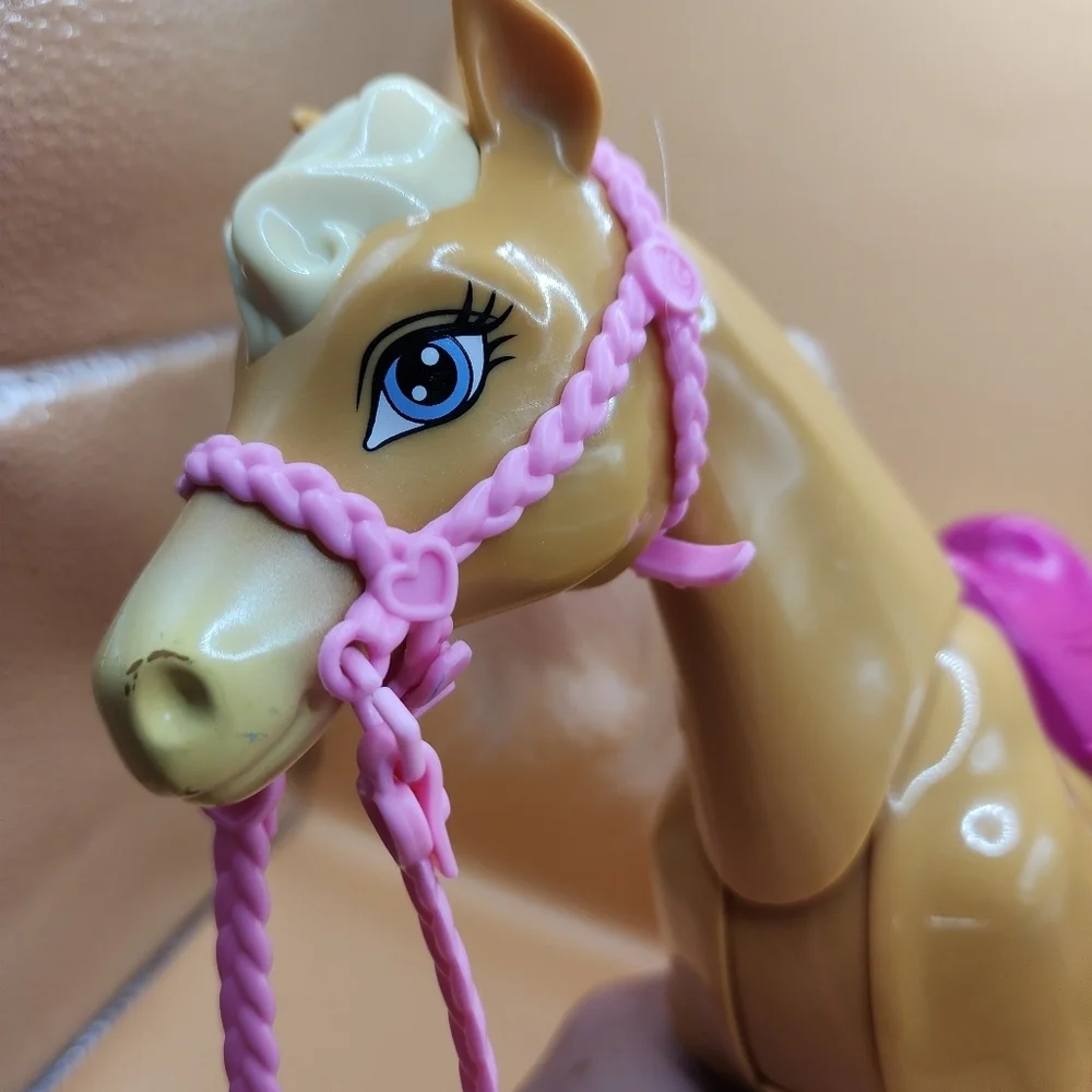 2013 Barbie Feed & Cuddle Tawny Tan Brown Horse Pink Saddle